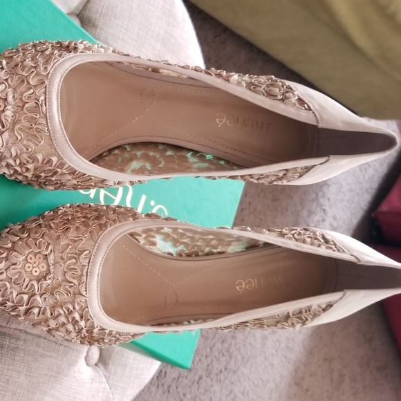 Shoe/Pump - Picture 2 of 4